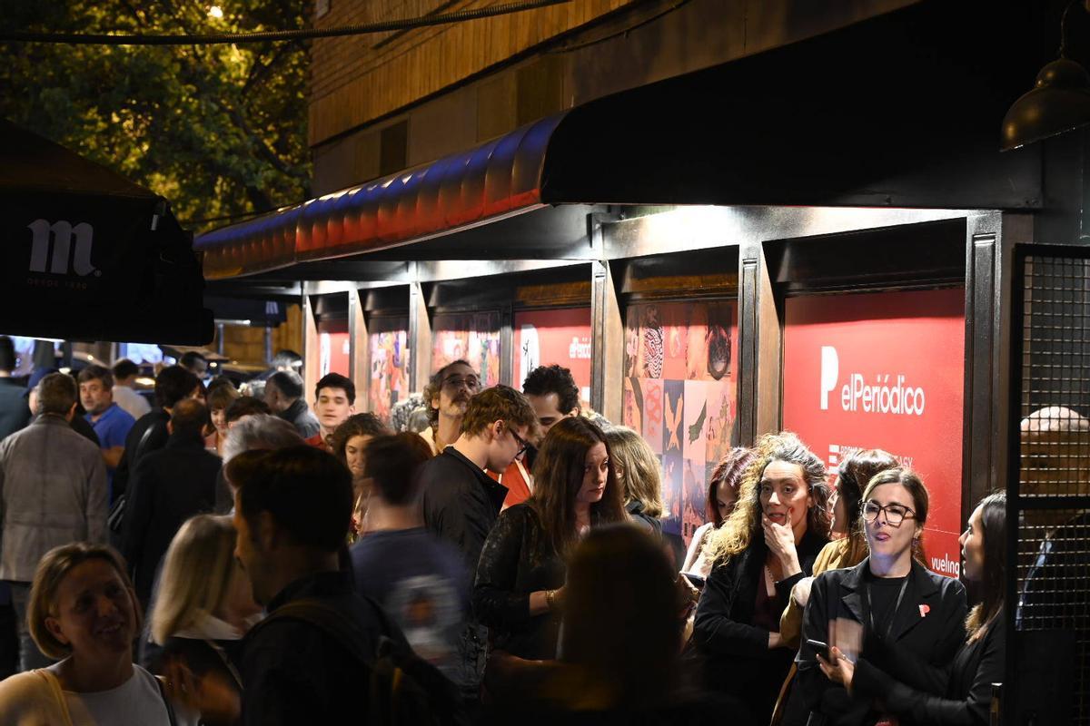 Imagen de Jordi Cotrina leyendo su relato mientras la audiencia escucha atentamente