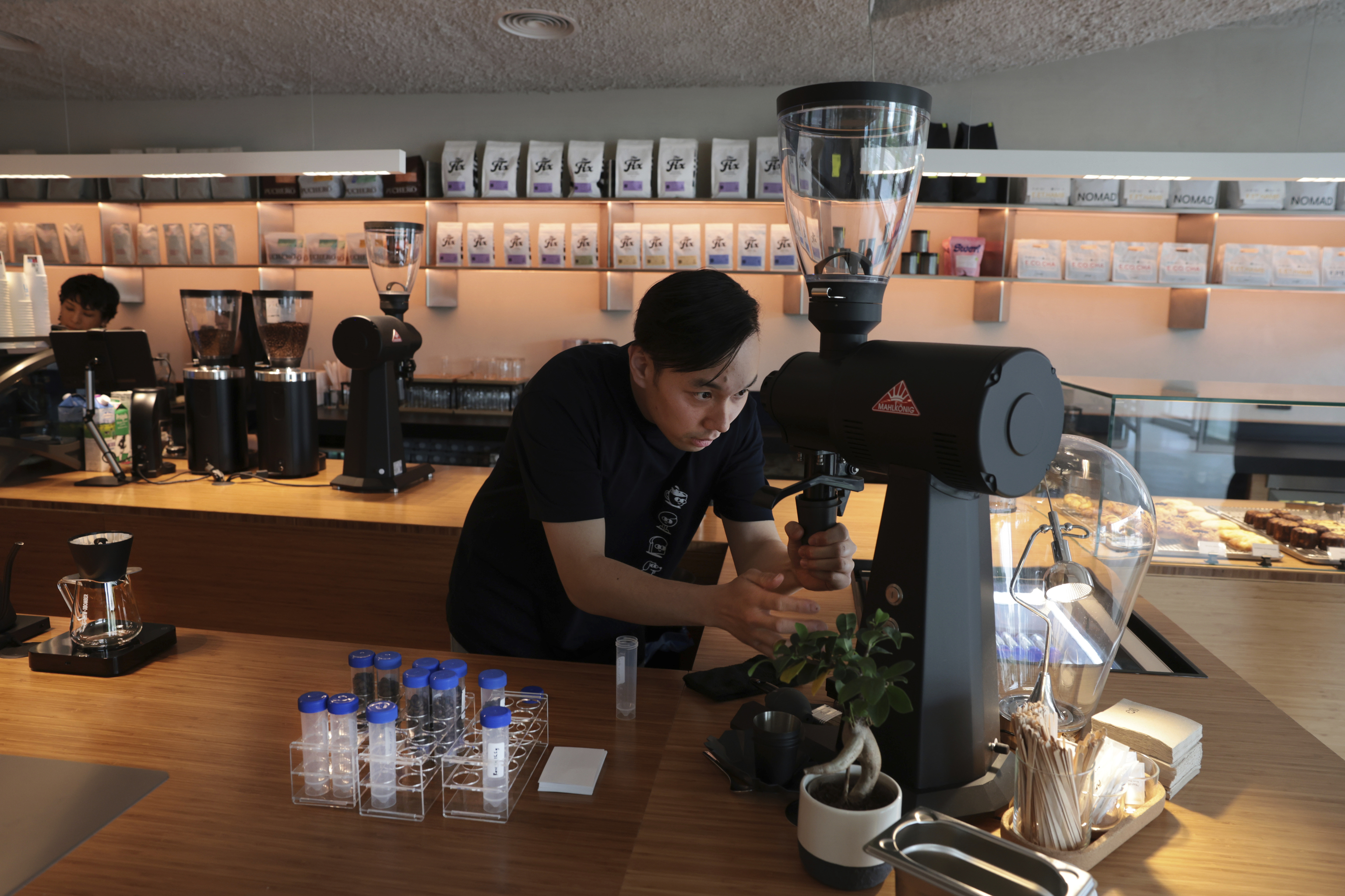 Interior amplio y luminoso de la nueva cafetería Ofi con diseño nórdico