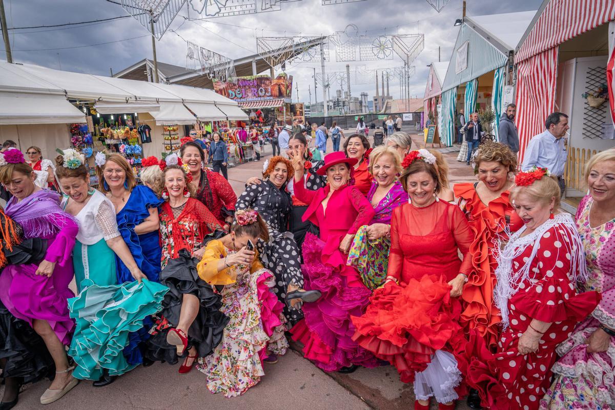 Vista panorámica del Parc del Fòrum durante la Feria de Abril 2026, con casetas y público