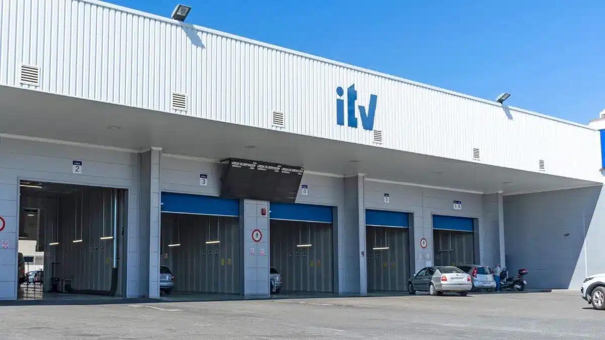 Conductor acompañado por agentes de la DGT en traslado a la ITV