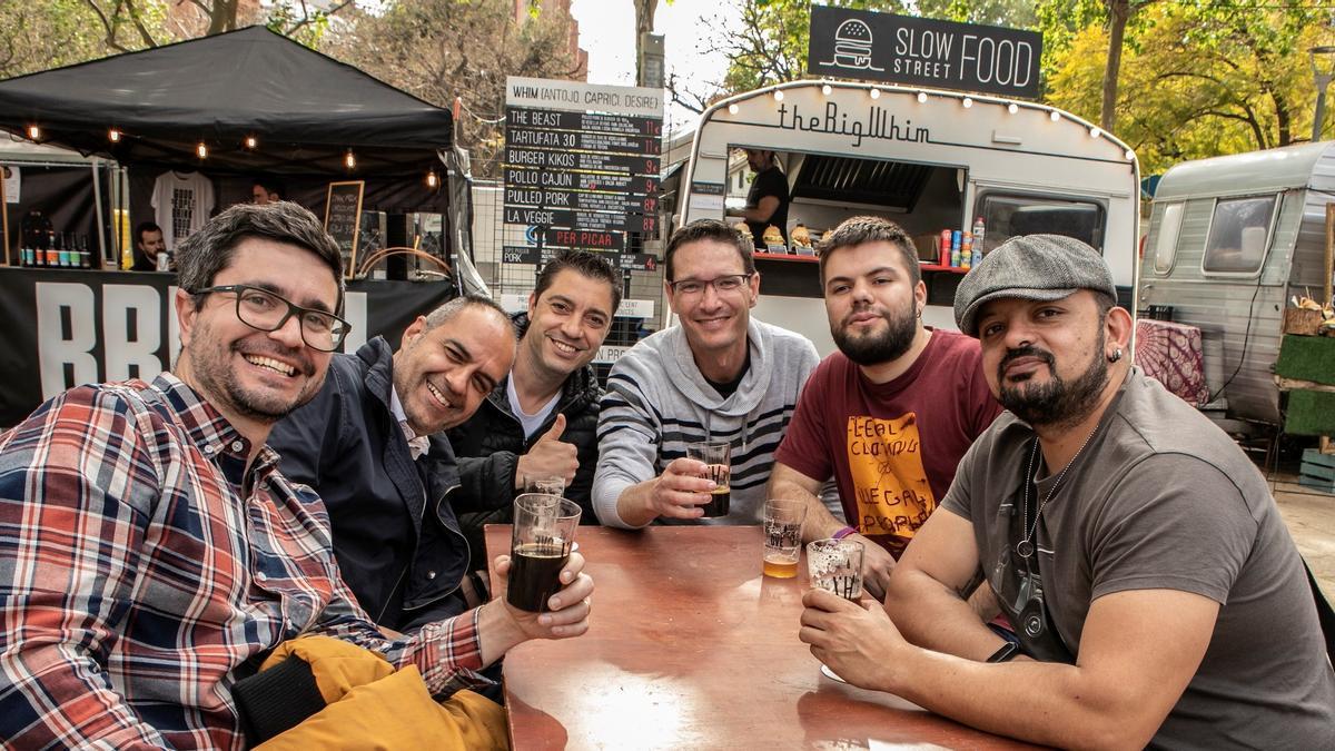 Fotografía de asistentes disfrutando de la Fira de Cervesa Artesana de L'Hospitalet en una edición anterior