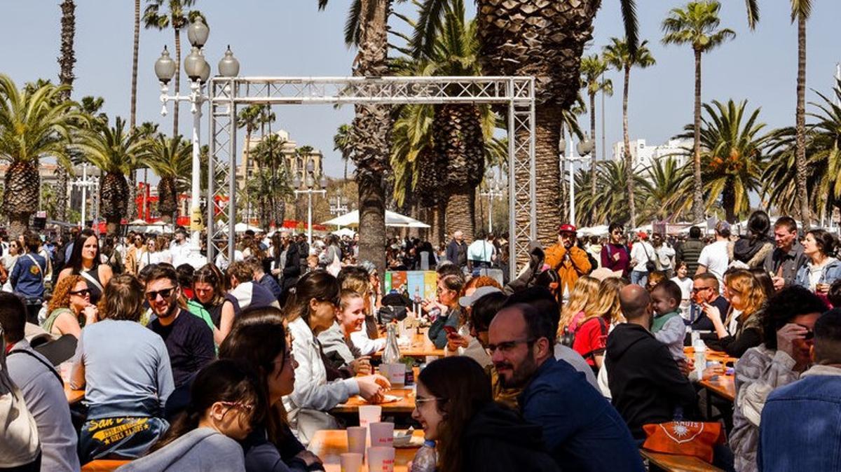 Escena animada del All Those Food Market con puestos de comida y público