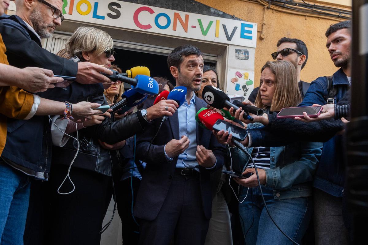 Multitud de vecinos aplaudiendo a Mónica Oltra en Orriels