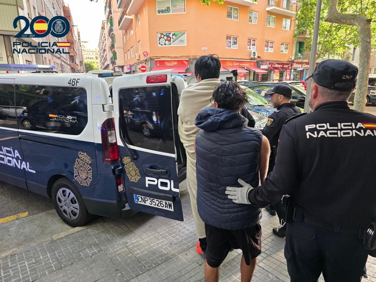 Policía nacional en el parque de Son Costa tras la detención de los jóvenes