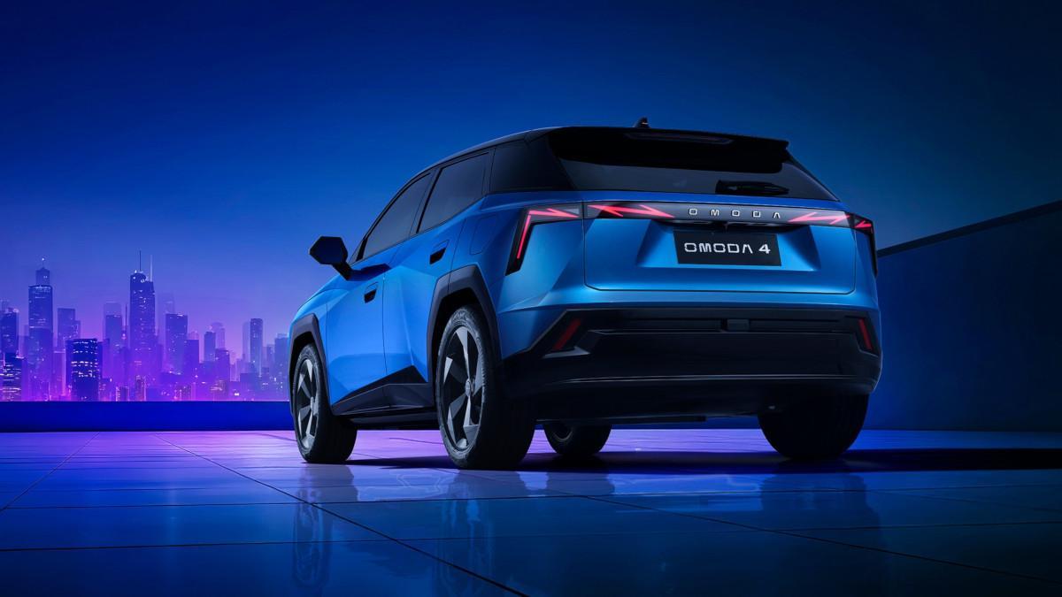 Detalle del interior digital del Omoda 4 con pantalla envolvente y ambientación lumínica