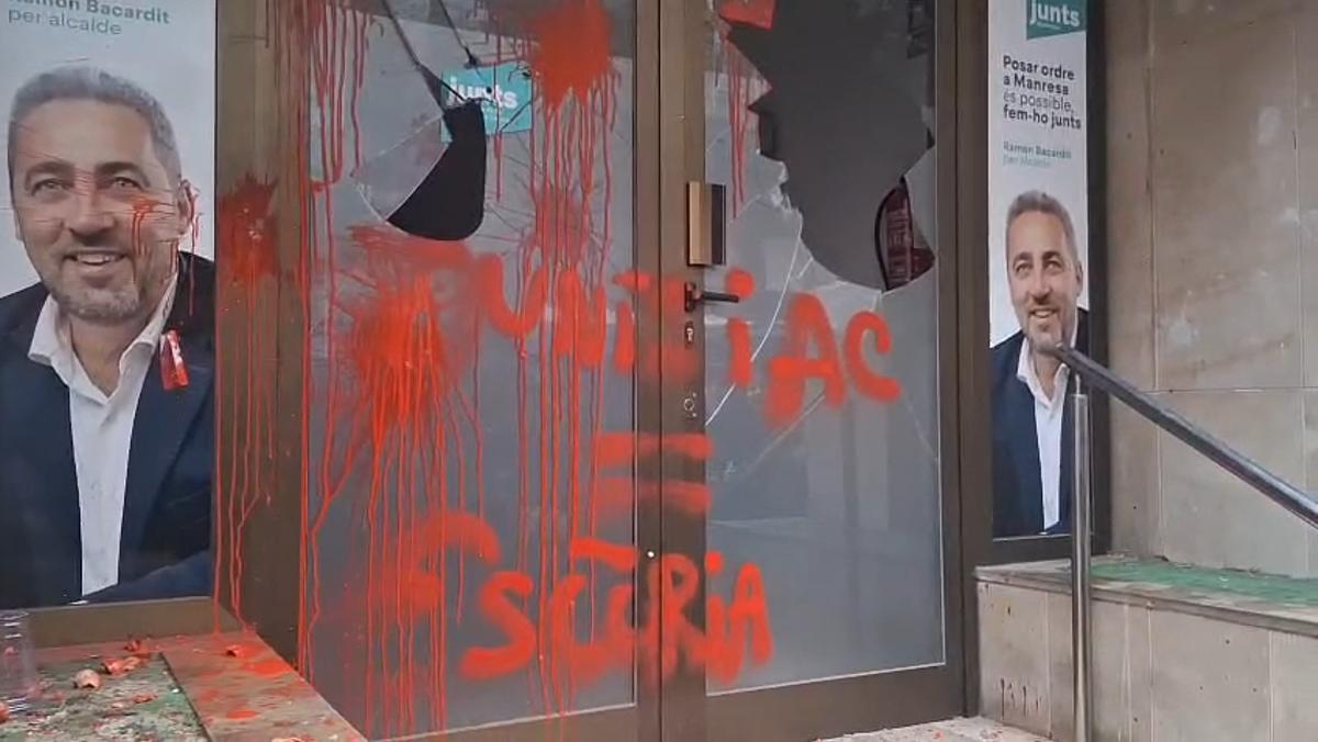 Policía protege la carpa de Junts en Manresa durante la protesta del 8M