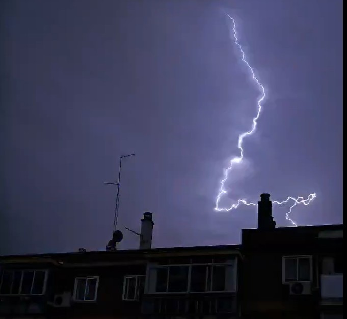 Tormenta eléctrica sacude Madrid a las 4 am: truenos que hicieron temblar los cristales