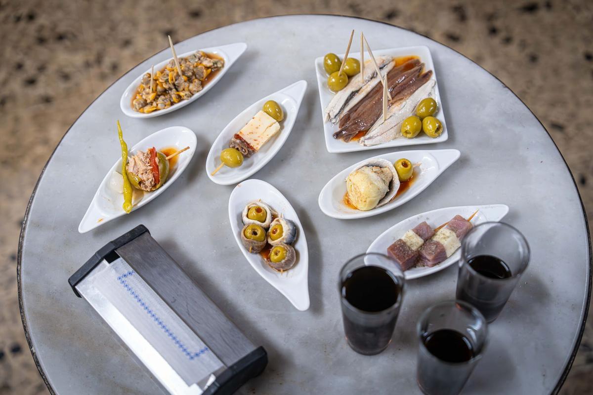 Cayetano "Tano" Gabernet y Marta Jiménez frente a la entrada del local