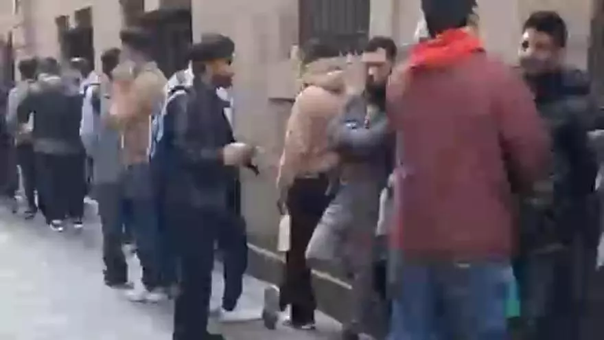 Tornado visible sobre el horizonte arrastrando escombros en el norte de Oklahoma