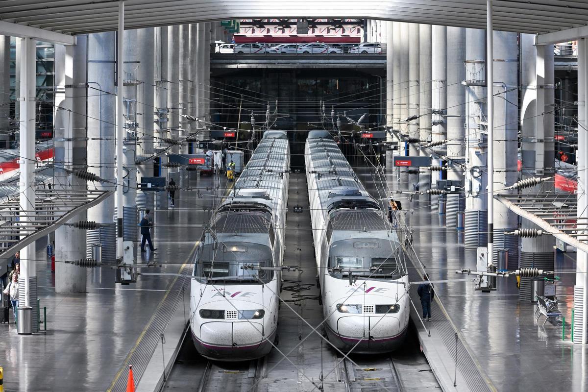 Tren AVE detenido cerca de Puertollano, señal de avería visible