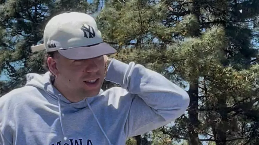 Bandera de la OTAN ondeando en un buque de guerra español