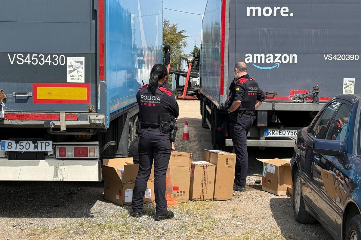 Policía Mossos inspeccionando el aparcamiento de camiones en Riudellots de la Selva