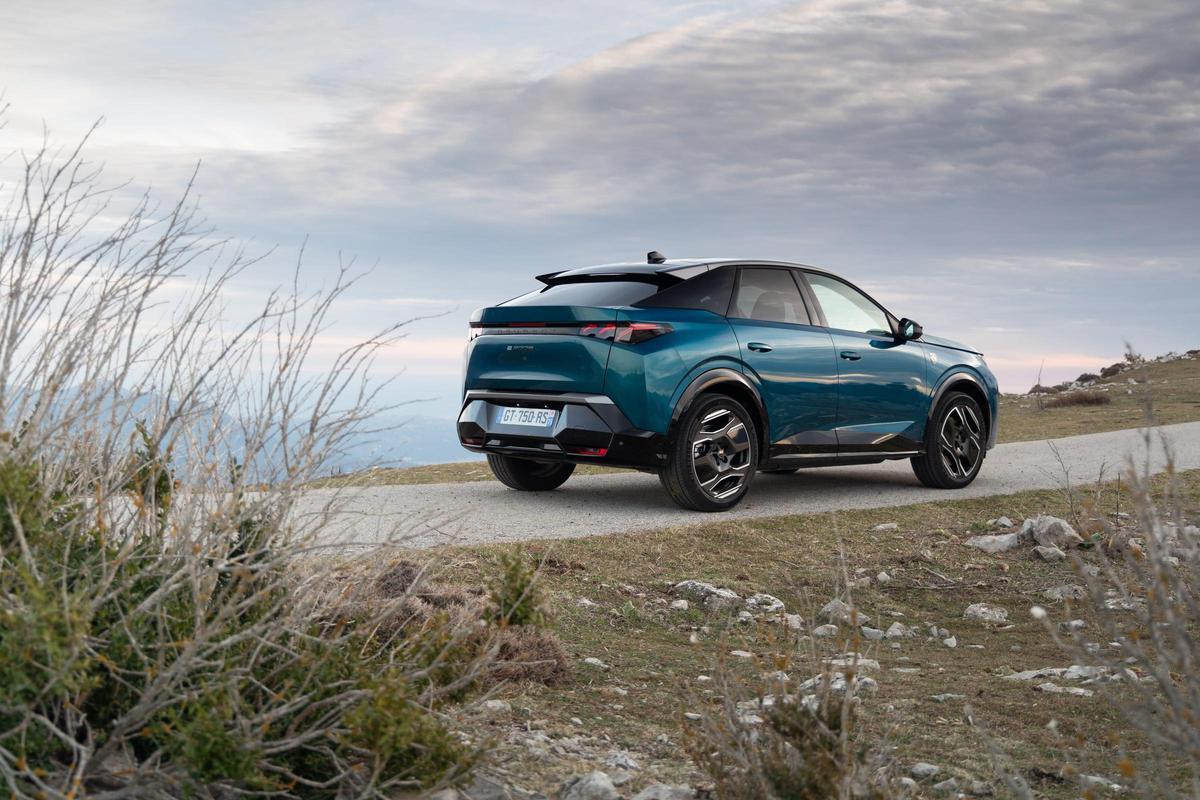 Peugeot 3008 Plug‑in Hybrid en entorno urbano