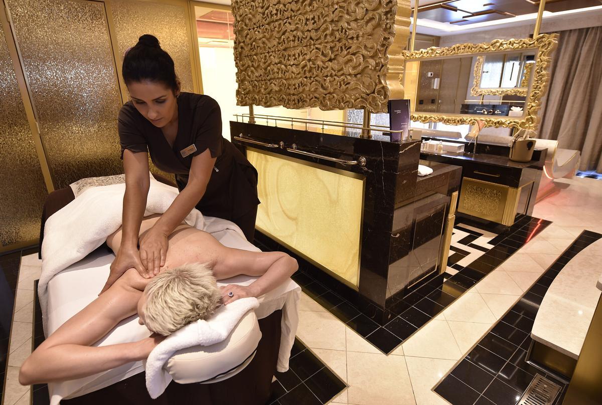 Seven Seas Prestige atracando en el puerto de Barcelona, con su casco de 257 metros y la bandera de Regent Seven Seas Cruises ondeando