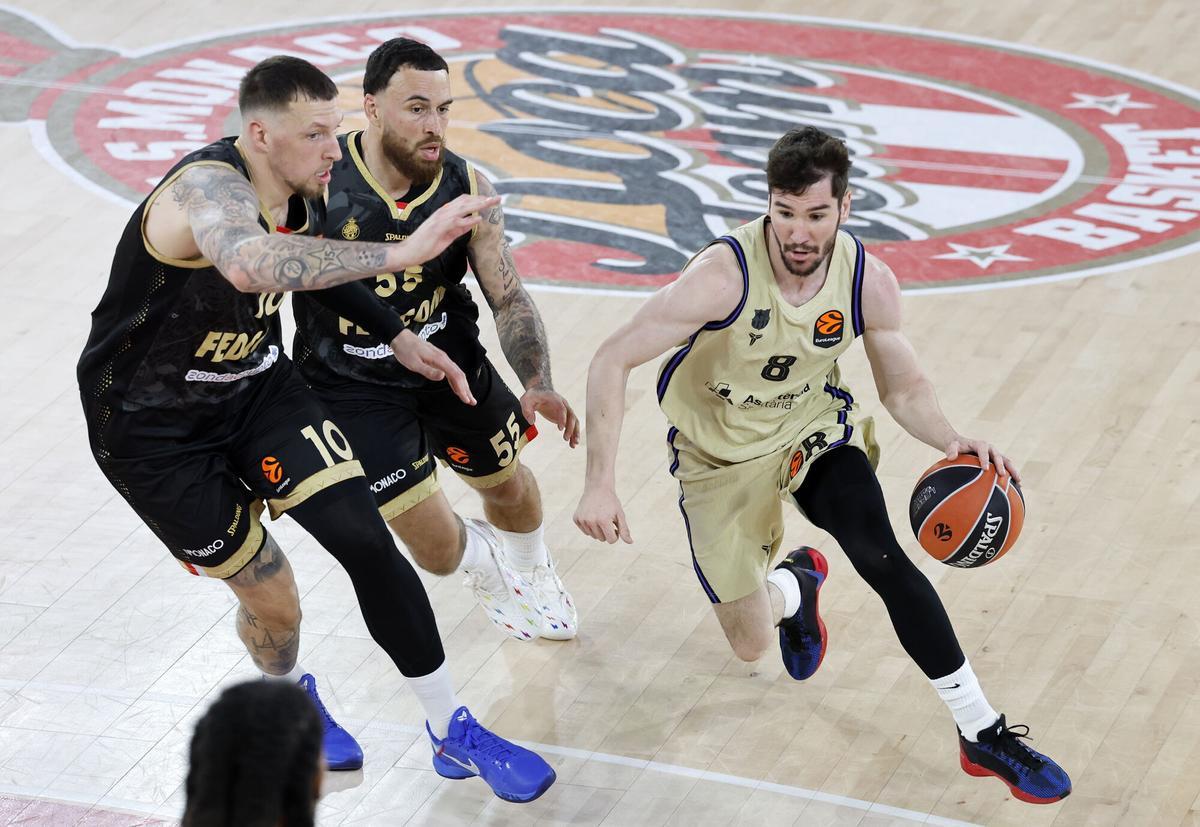 Kevin Punter y Tornike Shengelia durante el partido entre Mónaco y Barcelona