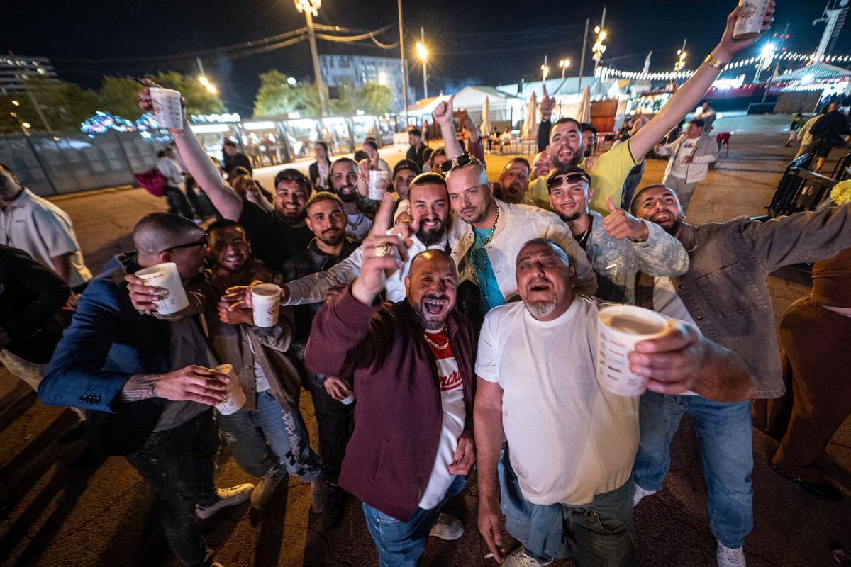 Vista panorámica del parque del Fòrum iluminado con las casetas de la Feria de Abril Barcelona