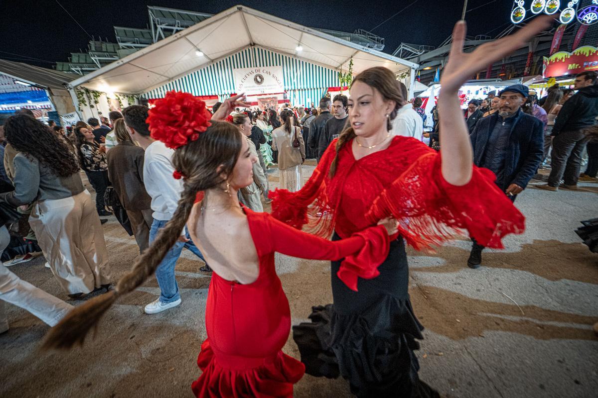 Detalle de una caseta tradicional con farolillos y decoración andaluza en la Feria de Abril Barcelona