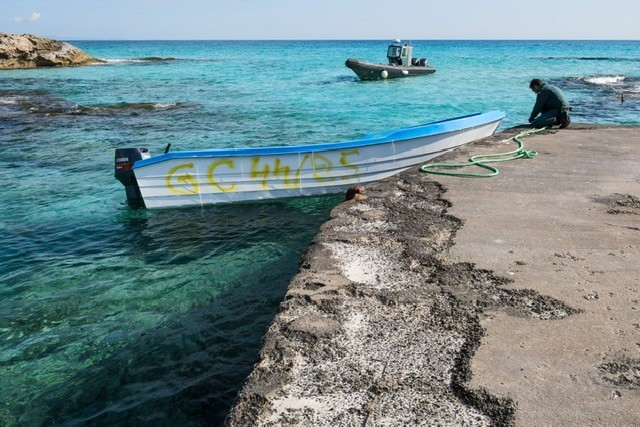 Yaya Coley en Almería, sentado frente a la Cruz Roja mientras prepara su documentación