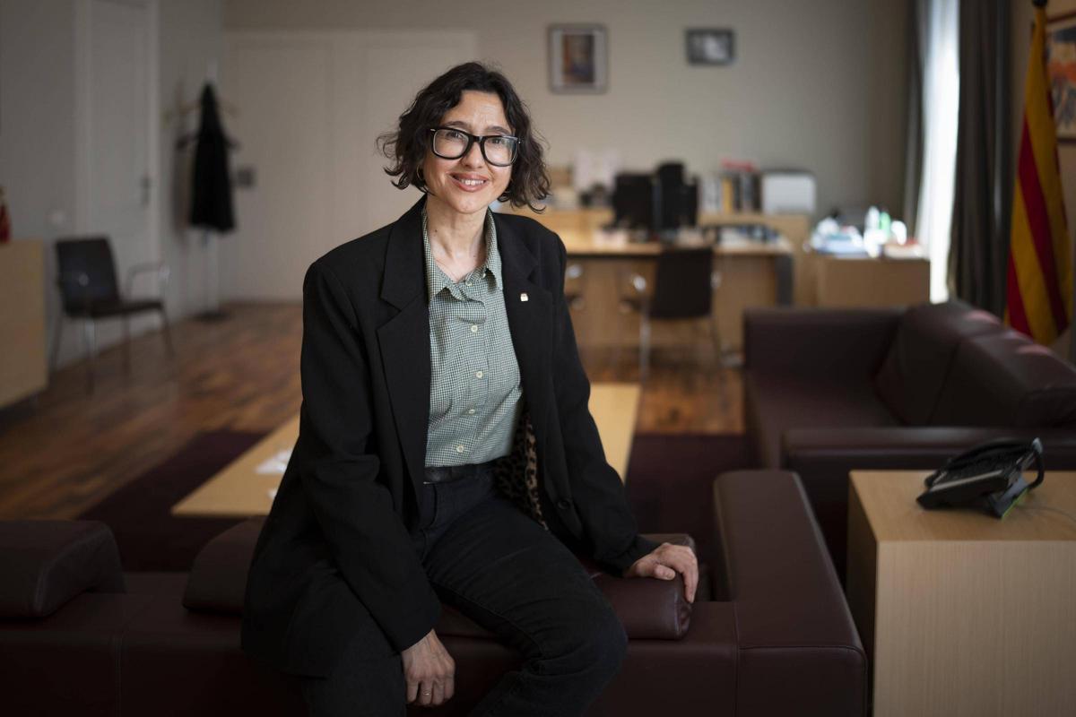 Imagen de agentes de los Mossos d'Esquadra patrullando una zona urbana con dispositivos Kanpai visibles