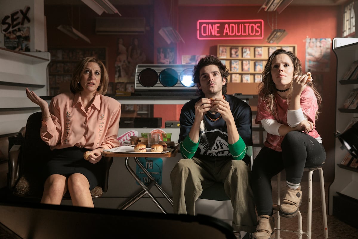 Cochinas, la serie de Amazon Prime que revive el videoclub de los 90 y rompe el silencio sobre el placer femenino