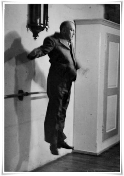 Escena del espectáculo 'Nijinsky' del Hamburg Ballet en el Liceo, con bailarines en salto y escenografía alpina