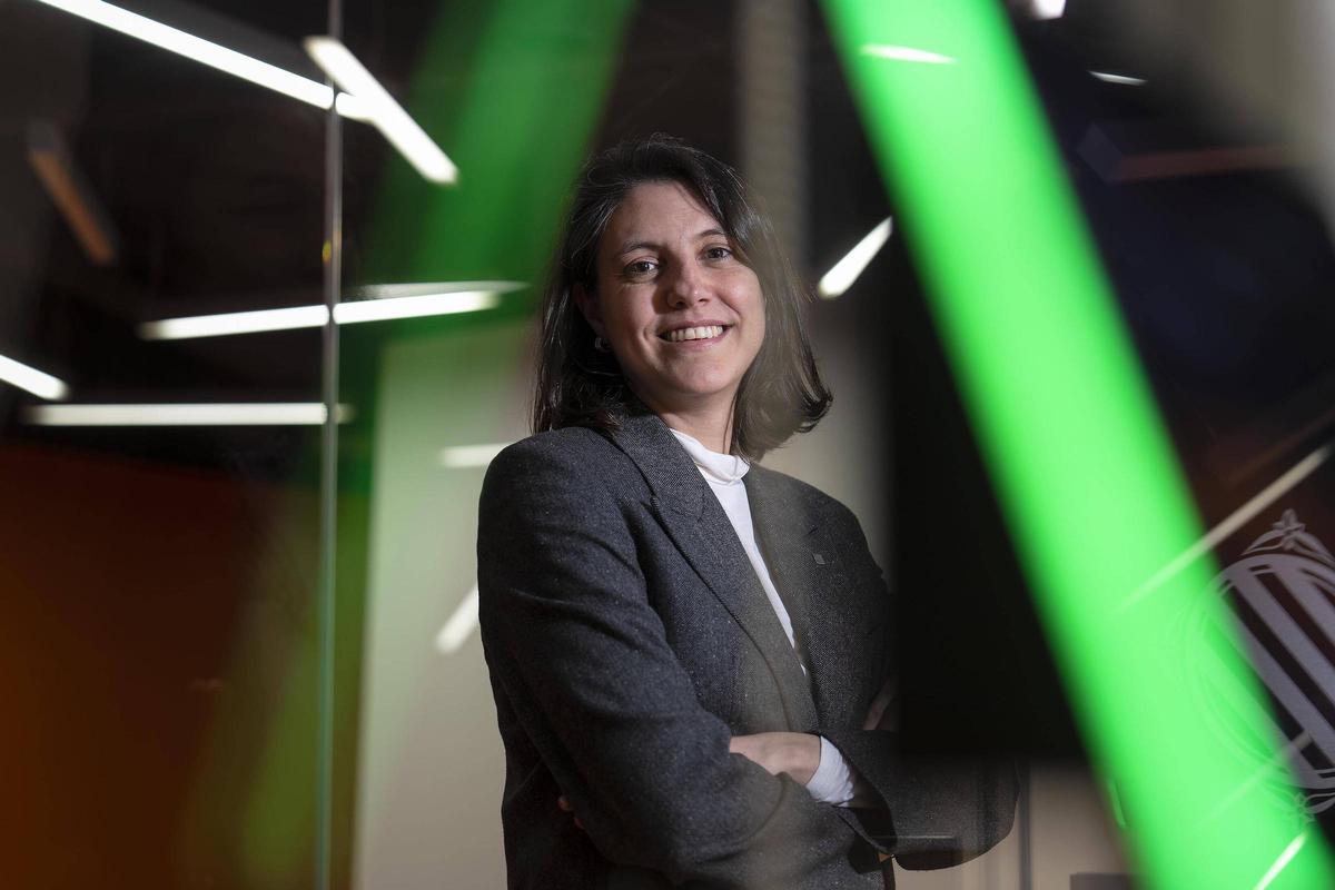 Pantalla de monitor con alertas de ciberseguridad de la Agència de Ciberseguretat