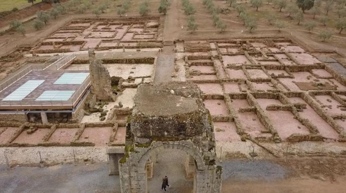 Vista aérea del yacimiento de Cáparra mostrando el trazado ortogonal y el tetrapylon