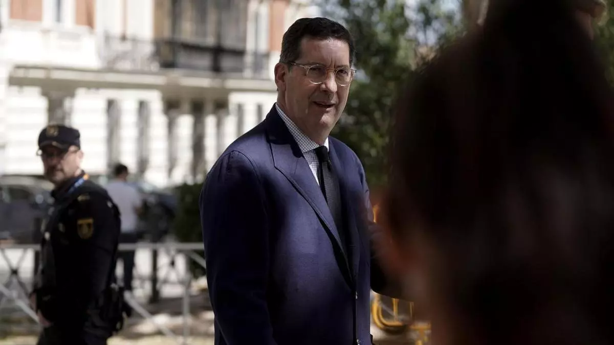 Policía Nacional realizando operativos en una vivienda de Vigo durante la detención de tres mujeres sospechosas de trata sexual