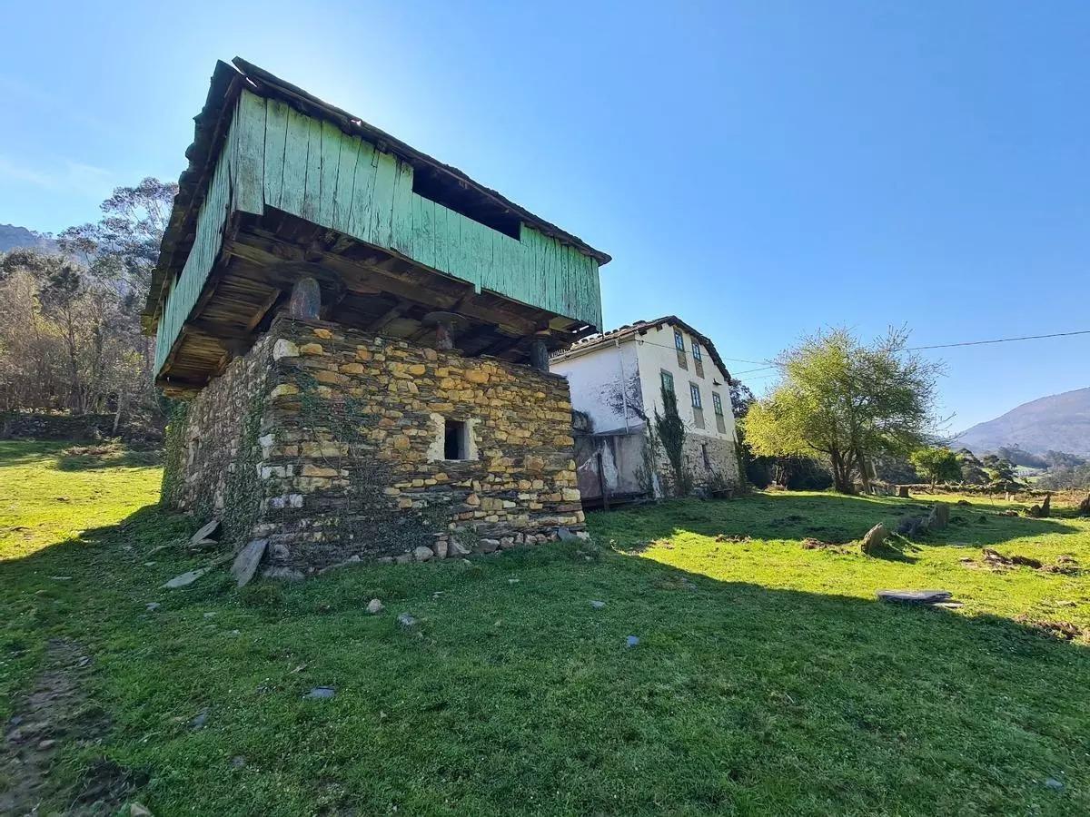 Vista panorámica de la aldea de Lantero, Boal, con sus casas tradicionales y el río Navia
