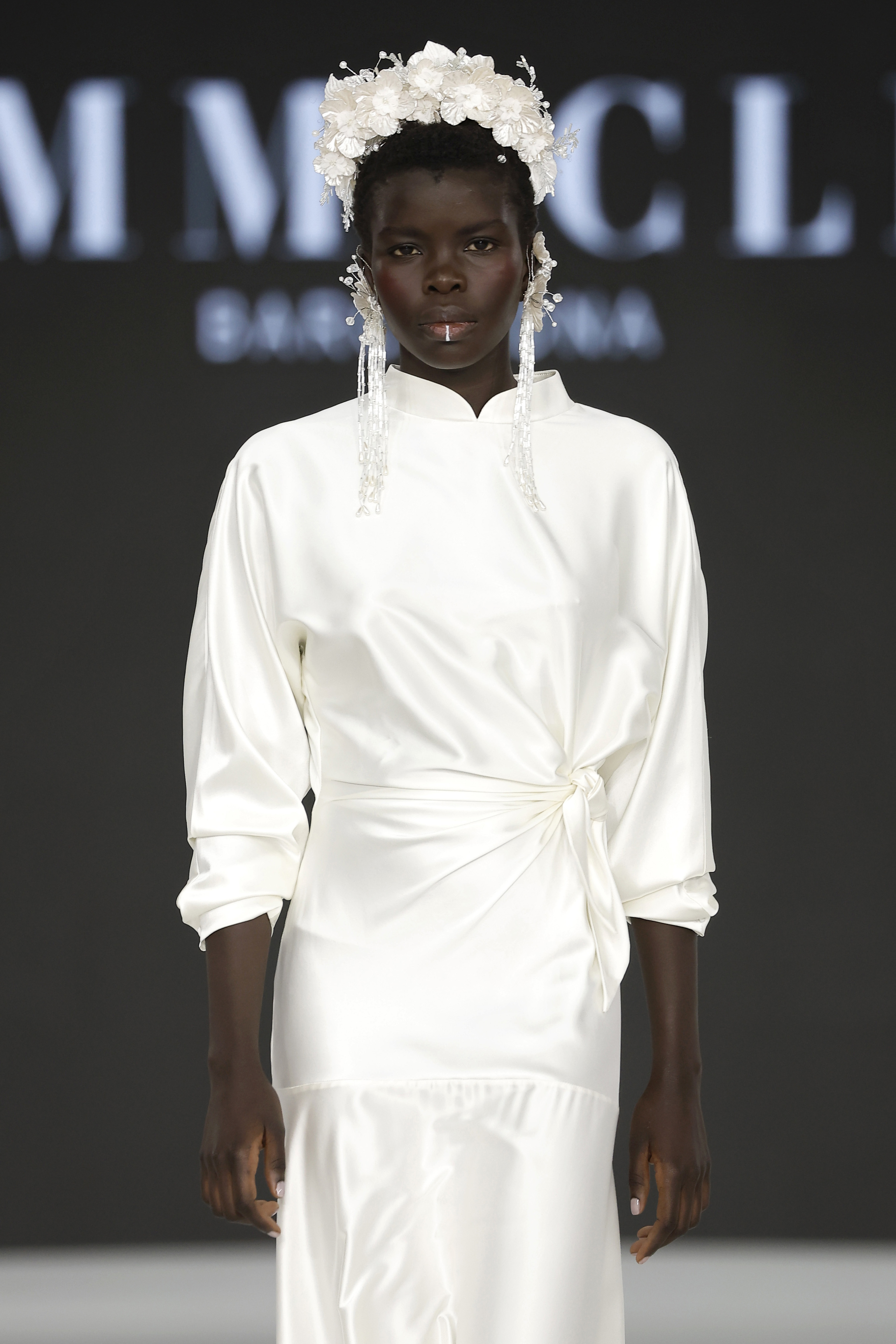 Pasarela de la Barcelona Bridal Fashion Week 2027 con modelos en vestidos de novia innovadores