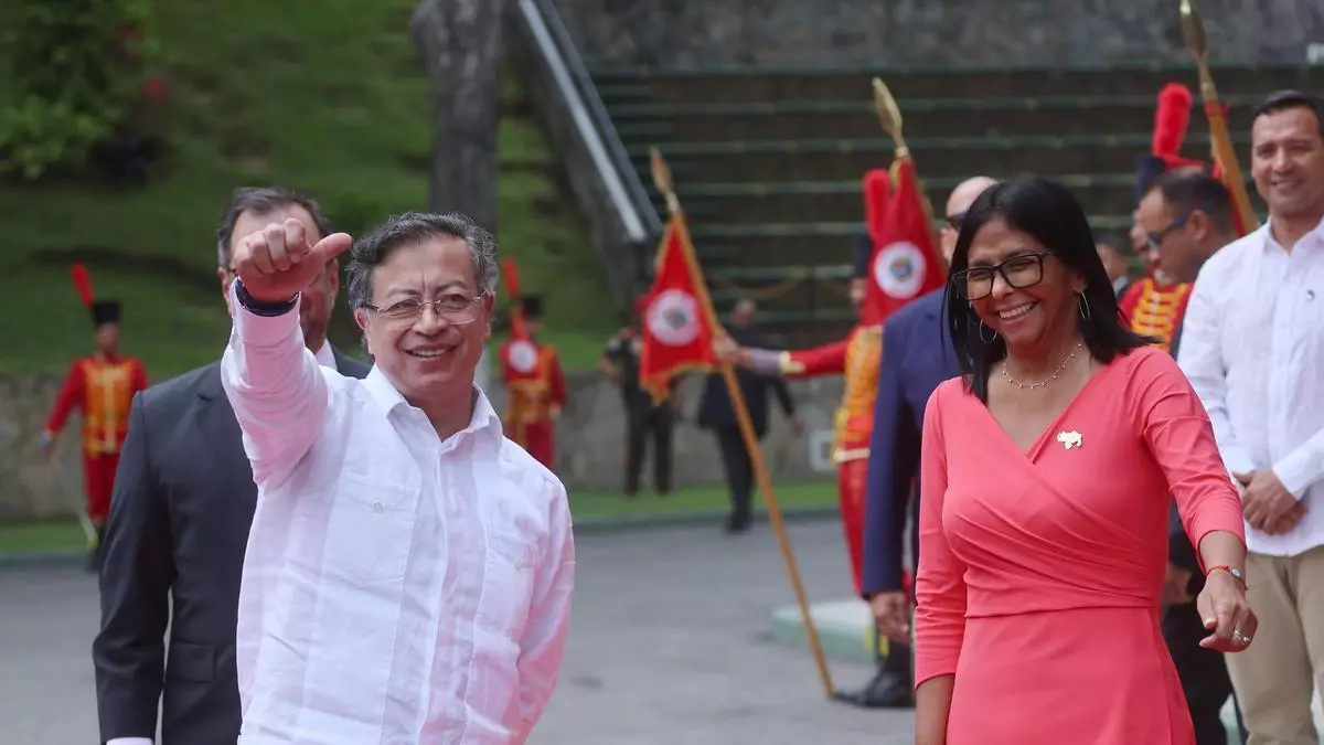 Escenario colorido del Kinder Rave con luces y niños bailando