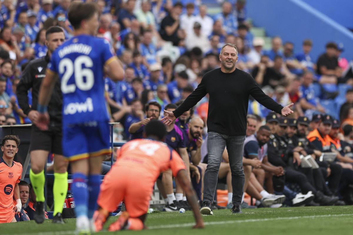 Pedri realiza el pase que culminó el gol de Fermín López