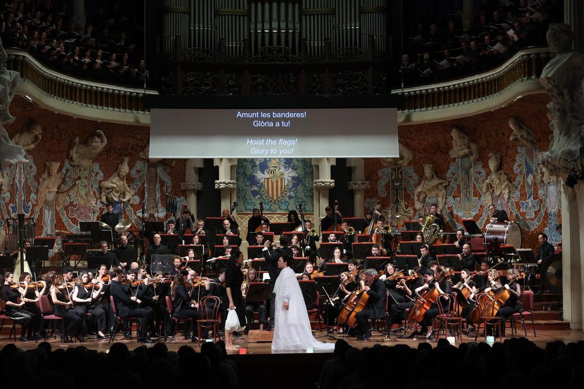 Escenografía semiescenificada de Turandot en el Palau, con estructuras móviles y proyecciones que evocan la China imperial.
