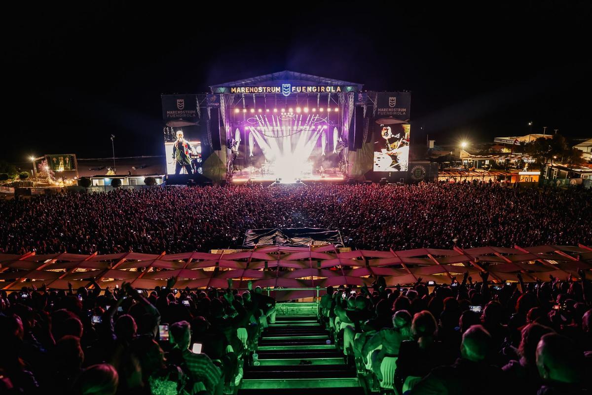 Manolo García y Quimi Portet en el escenario de Marenostrum, rodeados de luces y público emocionado