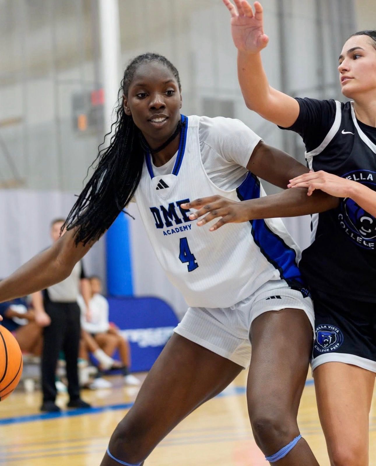 Sara Okeke en acción durante el campeonato nacional de High School en Florida