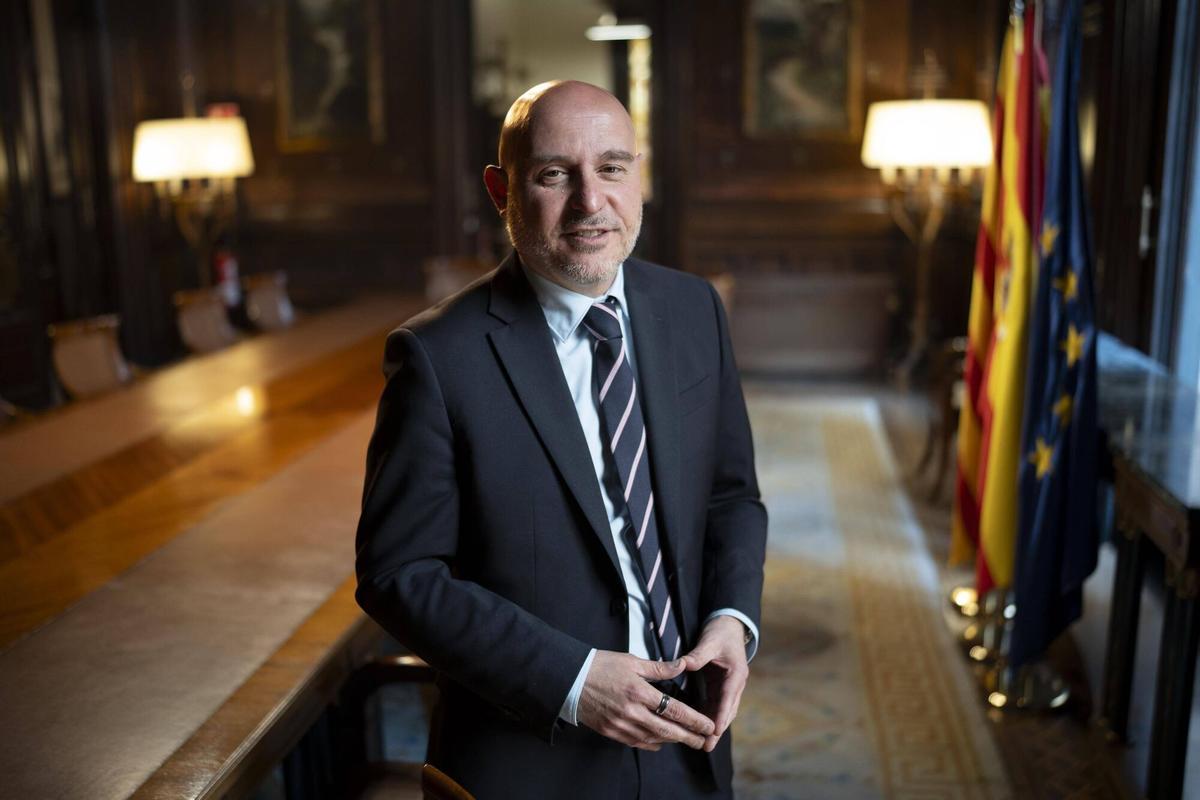 Delegado del Gobierno en Catalunya, Carlos Prieto, hablando frente a una pantalla de seguridad durante la entrevista