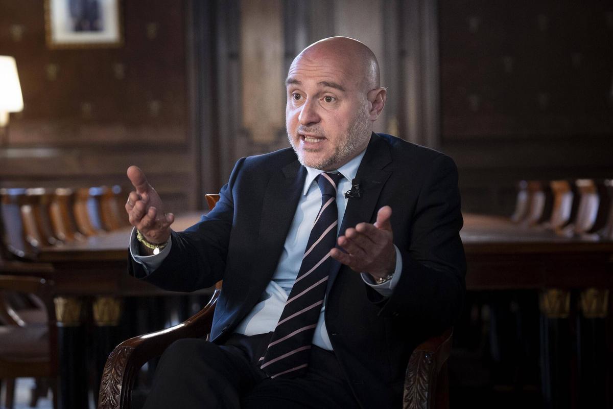 Delegado del Gobierno Carlos Prieto hablando en una rueda de prensa sobre la regularización de inmigrantes en Catalunya