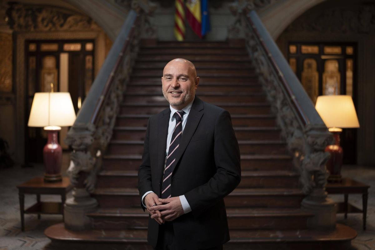 Representantes de Cáritas en una diócesis catalana entregando informes de vulnerabilidad a solicitantes