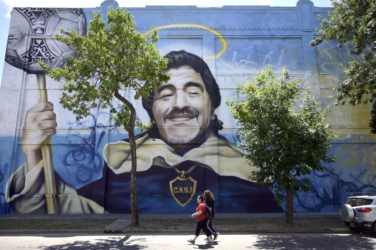 Mural de Diego Maradona pintado en una calle de Buenos Aires, con aureola y balón