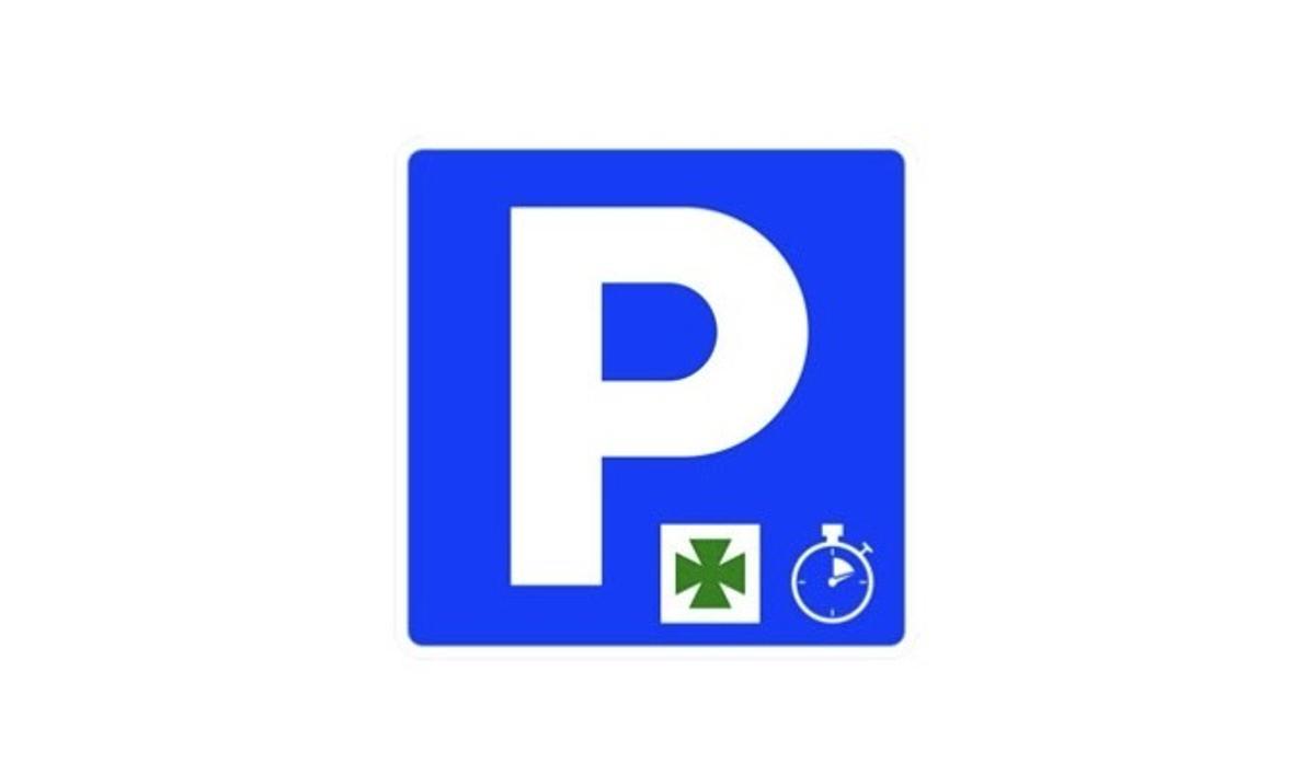 Señal S‑17a con fondo azul, letra P, reloj y símbolo verde de farmacia