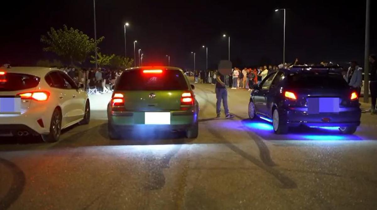 Multitud de vehículos reunidos en la macroquedada de Lleida