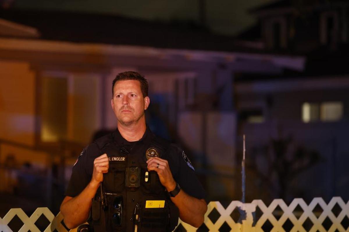 Equipo forense del FBI inspecciona la vivienda