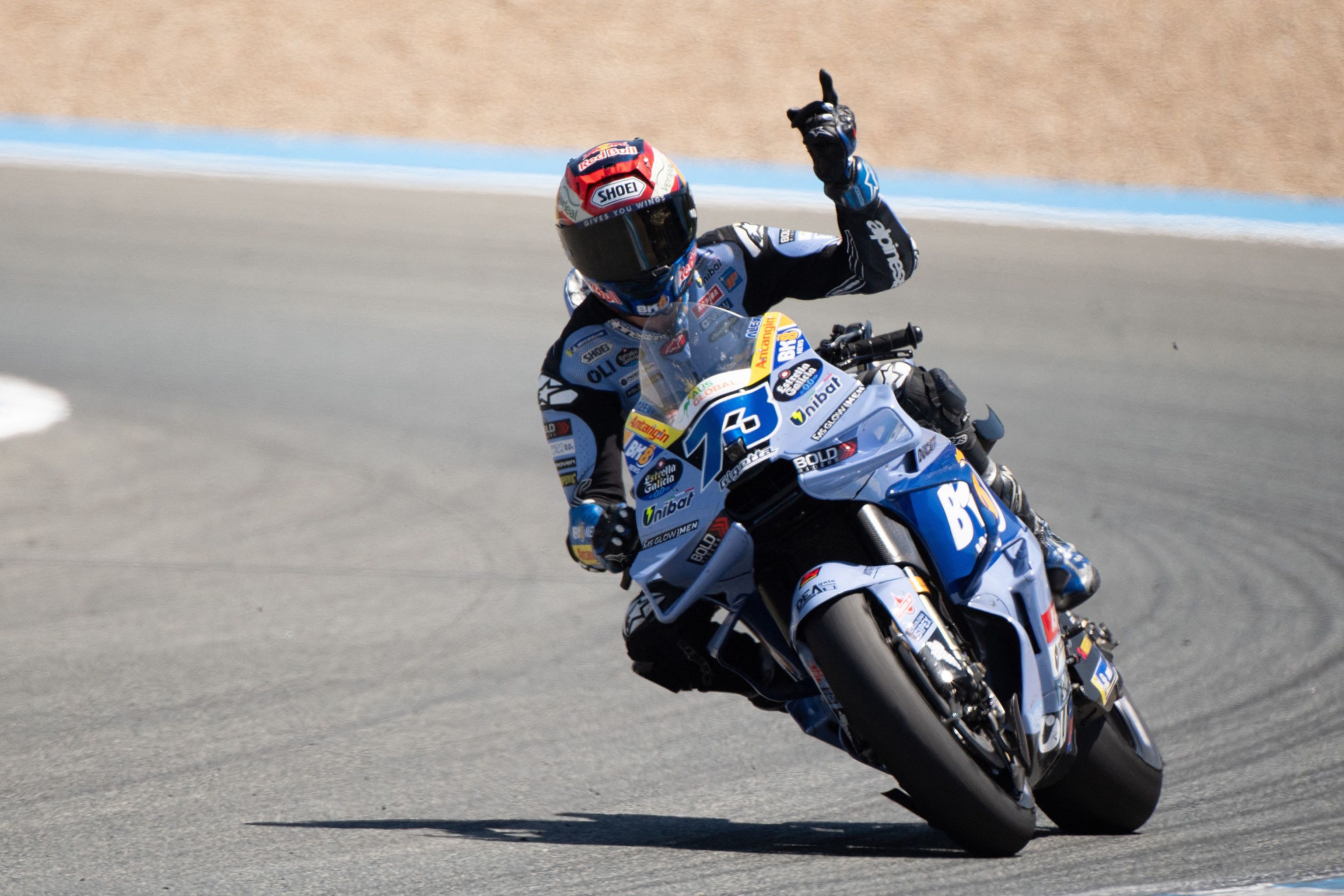 Álex Márquez celebrando su victoria en la pista de Jerez