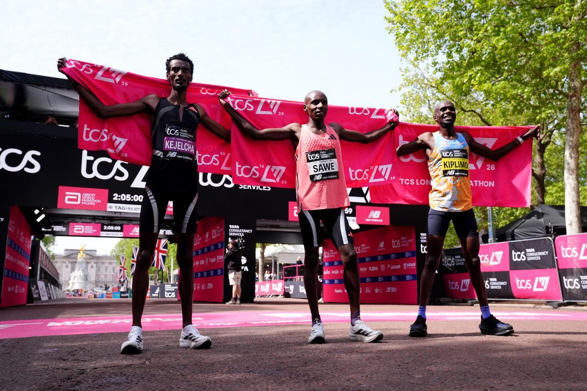 Sabastian Sawe celebrando su victoria en la línea de meta del Maratón de Londres 2025