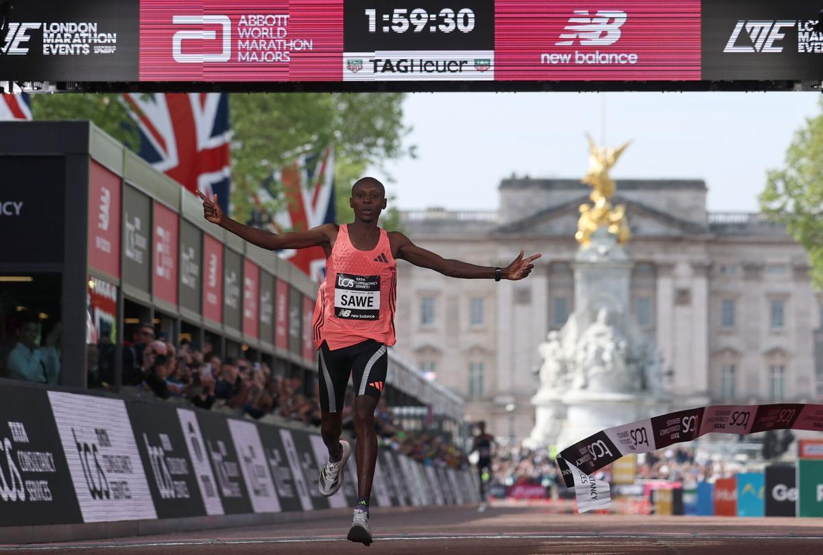 Podio del Maratón de Londres 2025 con Sawe, Kejelcha y Kiplimo
