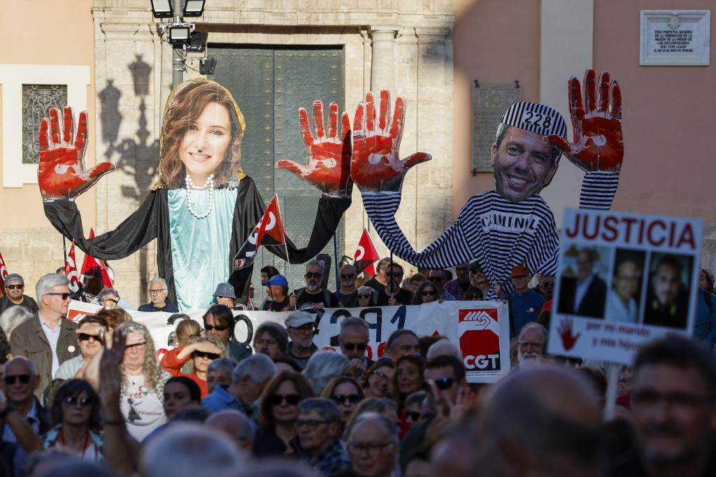 Manifestantes frente al Palau de la Generalitat durante la concentración del domingo