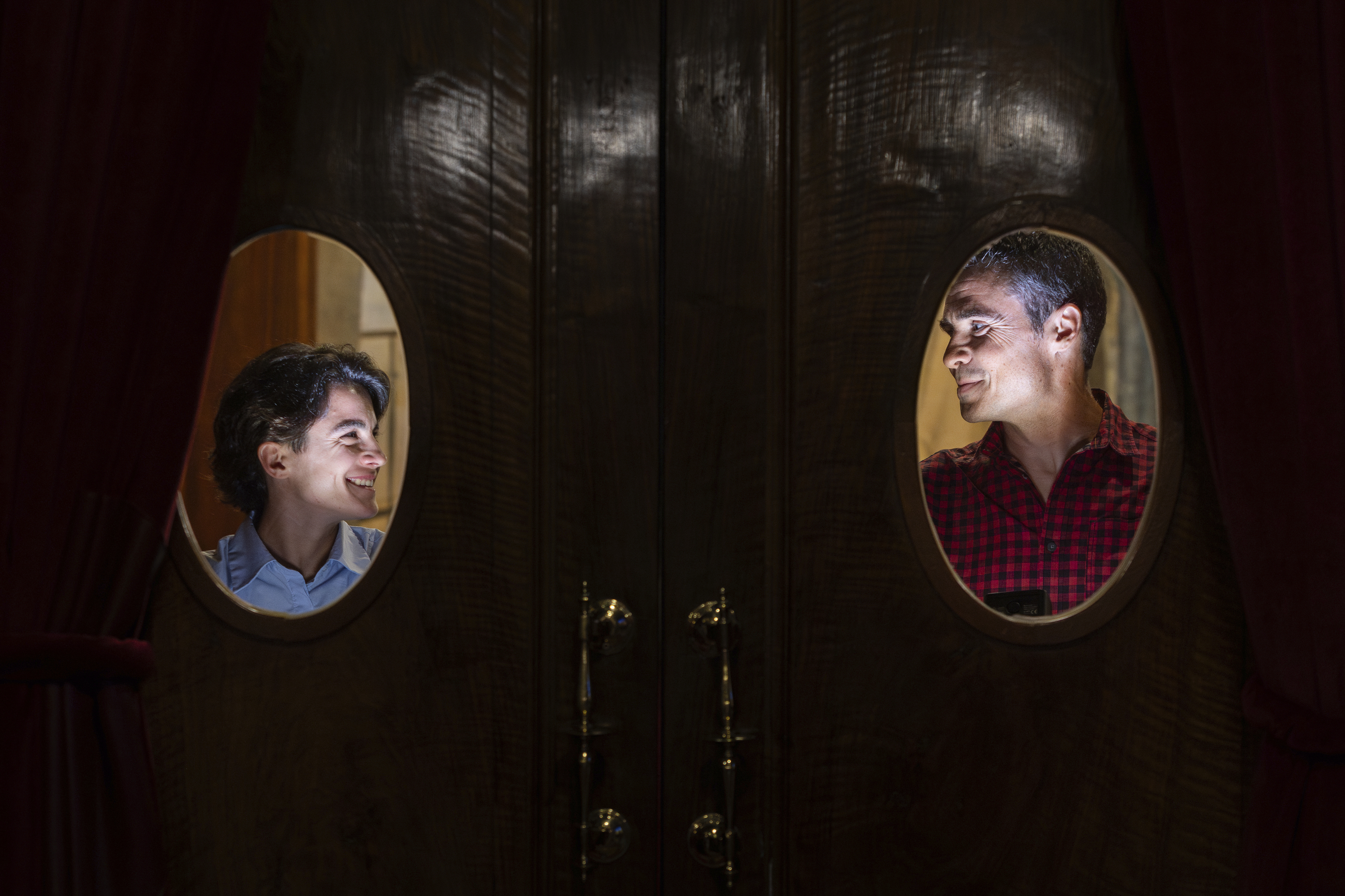 María Pérez y Javier Gómez Noya conversando en el hall del Teatro Isabel la Católica durante Play Granada