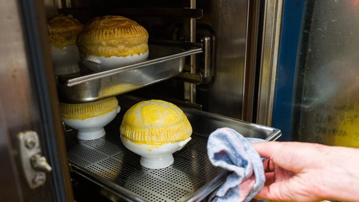 Sopa VGE bajo su cúpula de hojaldre en la Fonda Balmes