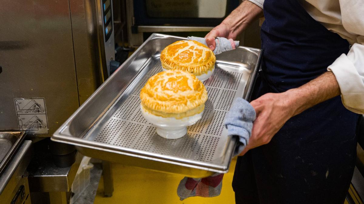 Detalle del consomé y trufas de la sopa VGE