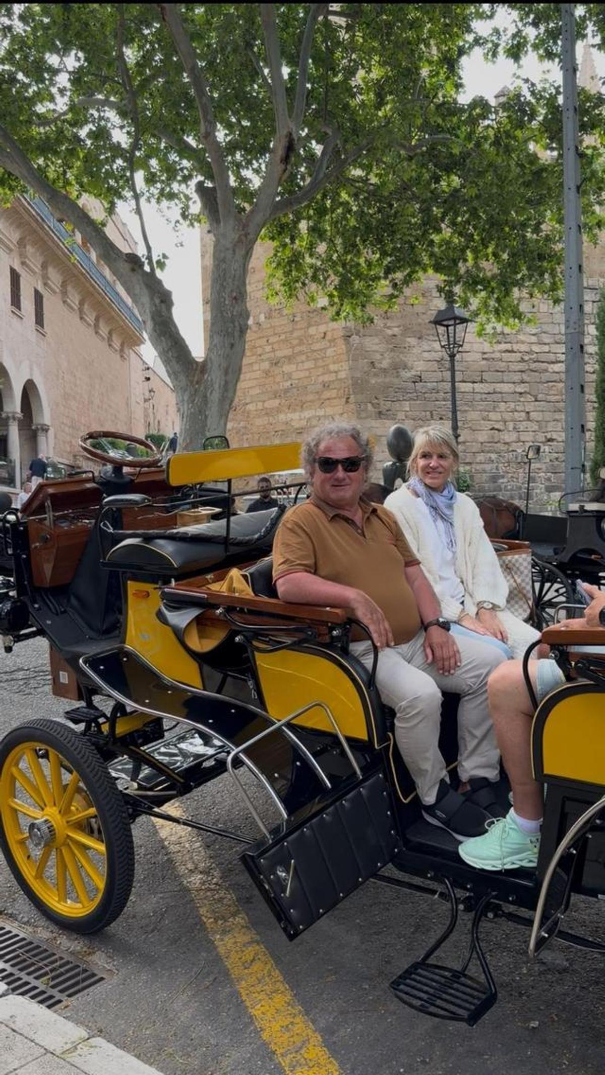 Klaus Roider junto a su carruaje eléctrico amarillo en Palma